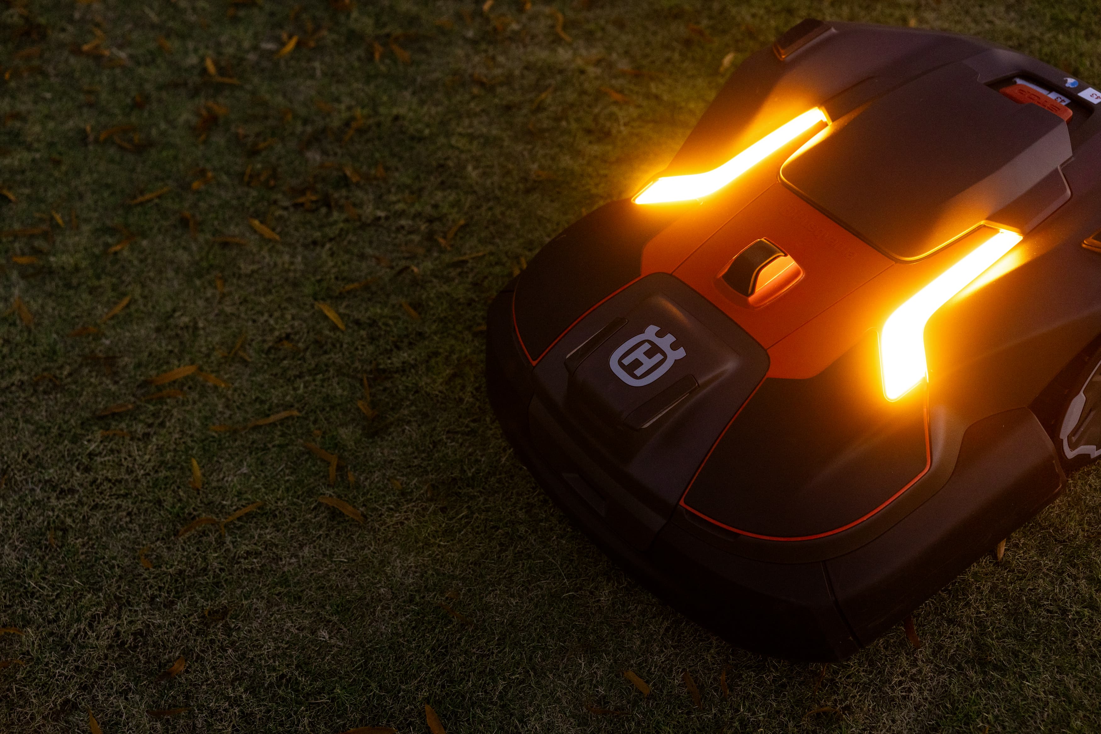 Warning lights with pulsating or solid light to create awareness during operation at night. Reduces the risk of accidents in public work environments. image