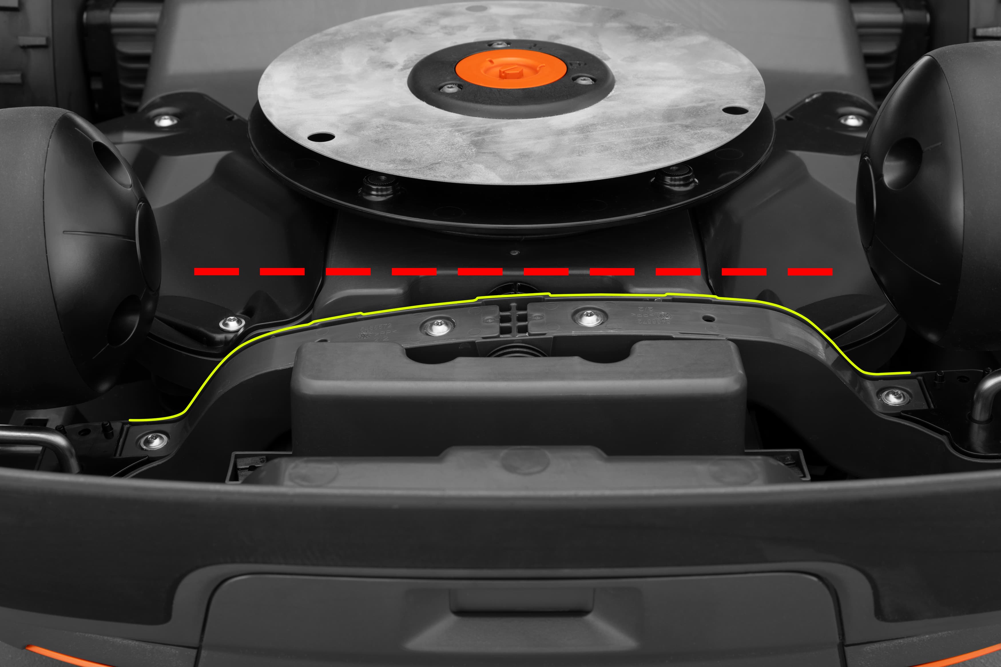 Ensures constant wheel contact with the ground, for improved traction on uneven and hilly surfaces. image