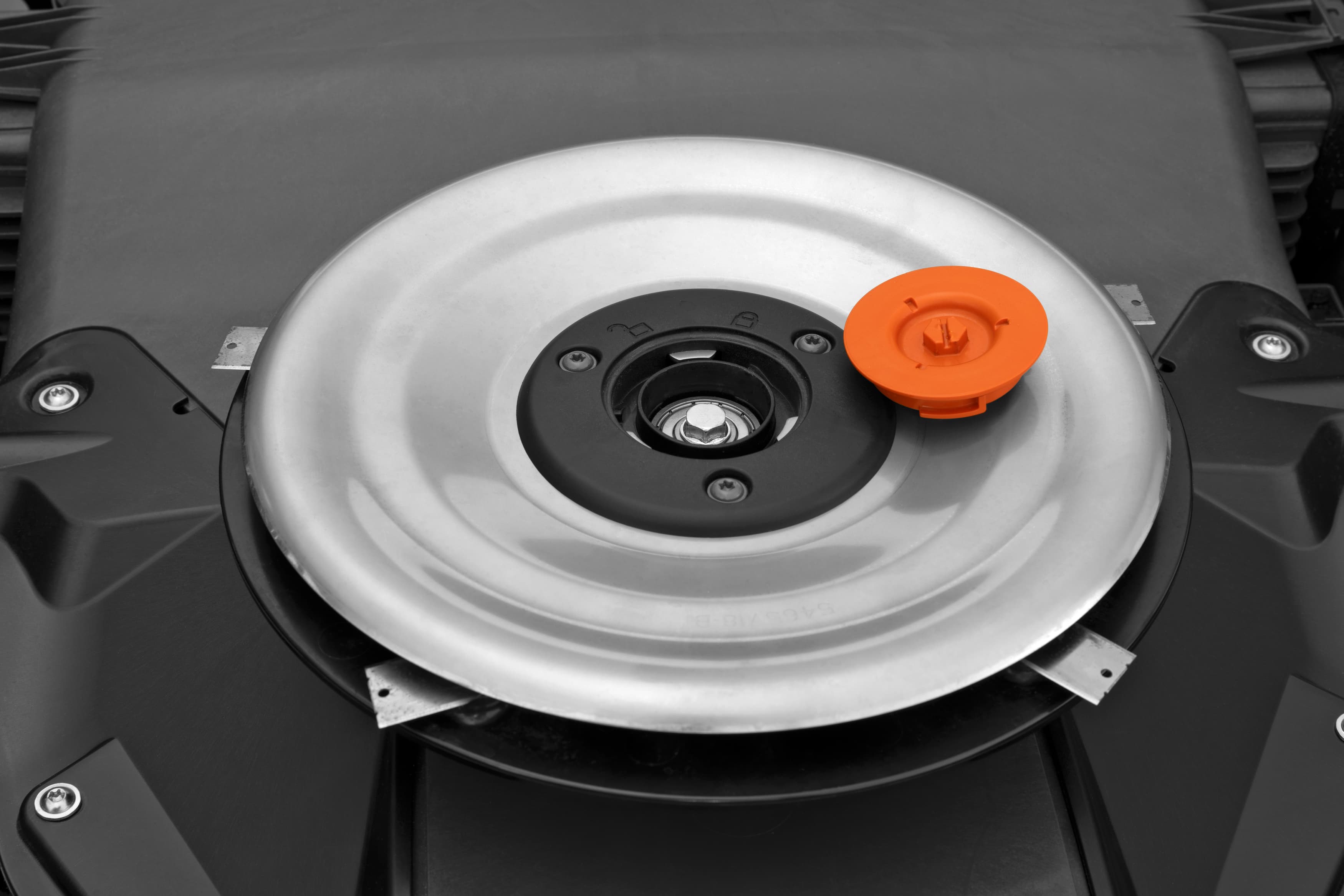 Quick-release cutting disc with 1-bolt attachment for fast, easy replacement. Using an extra cutting disc, you can prepare blade changes in advance to minimise maintenance and down time. image
